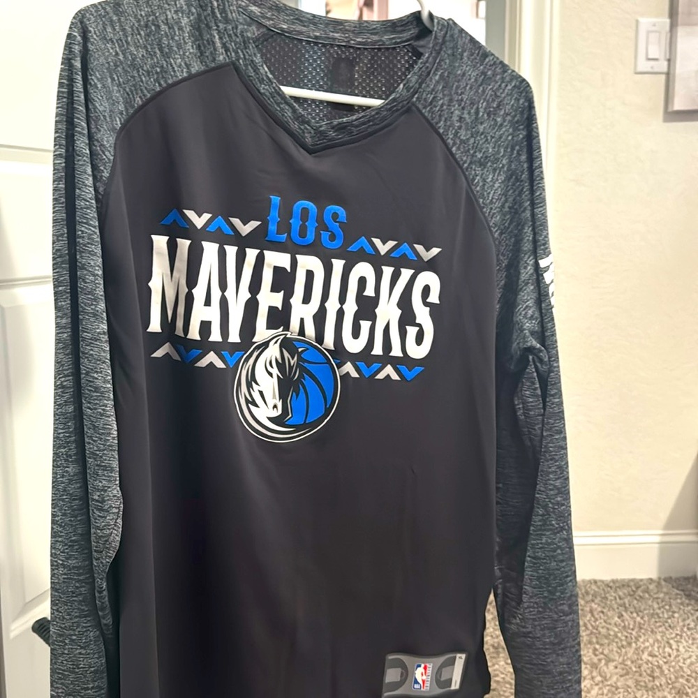Men’s XL dry fit swim shirt GO MAVS 💙🏀